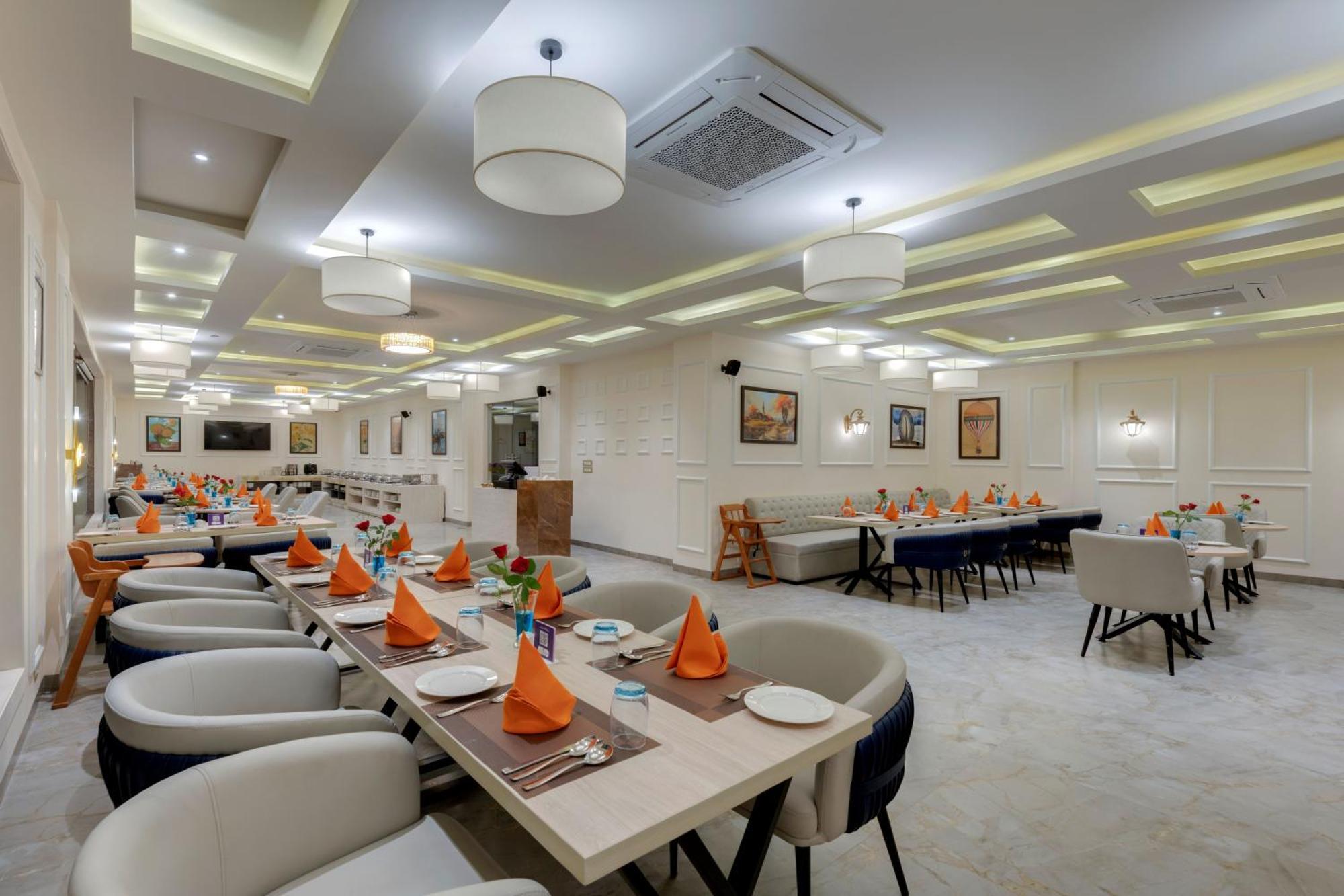 Click Collection Grand Gateway Varanasi Exterior photo