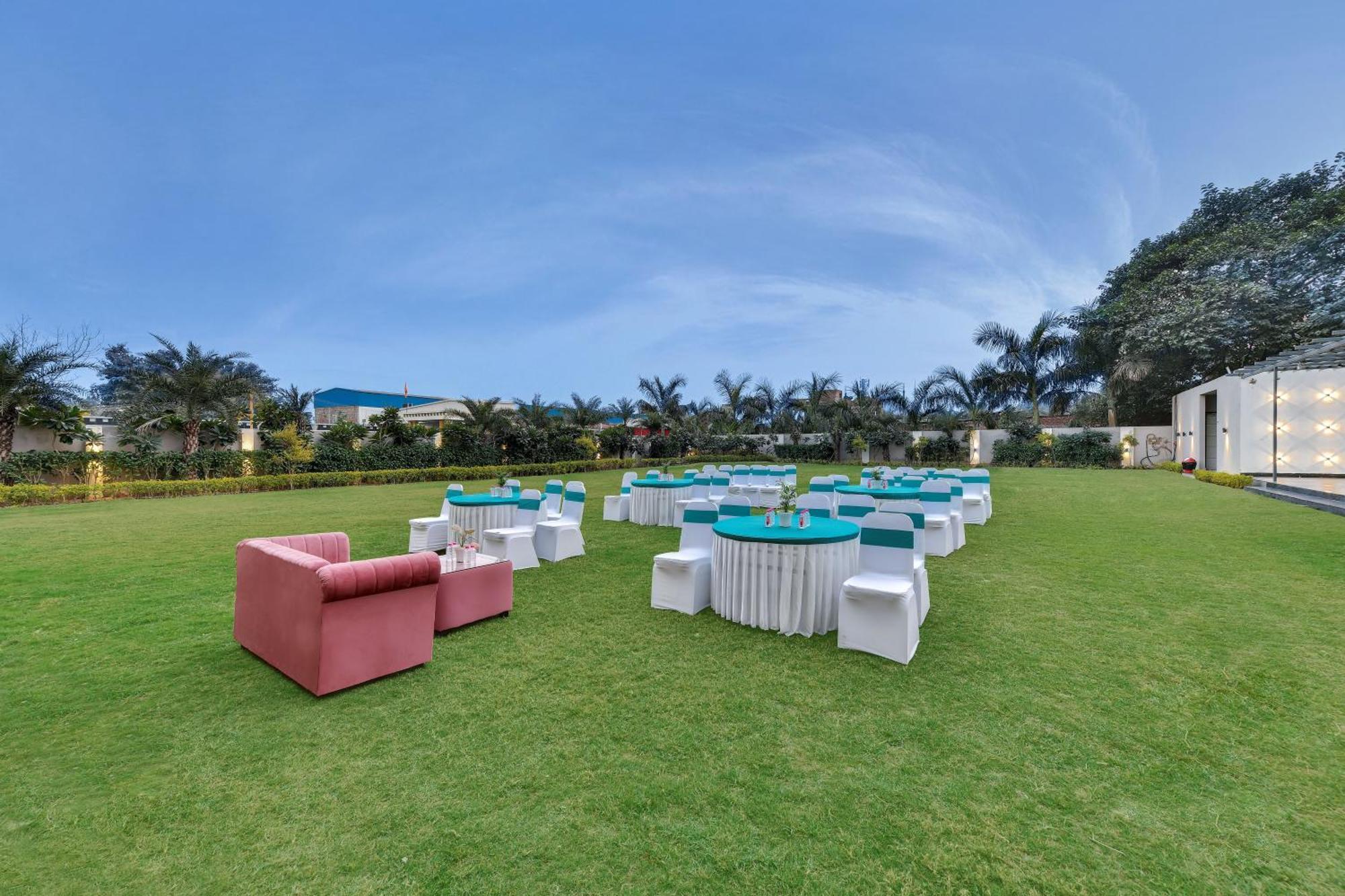 Click Collection Grand Gateway Varanasi Exterior photo