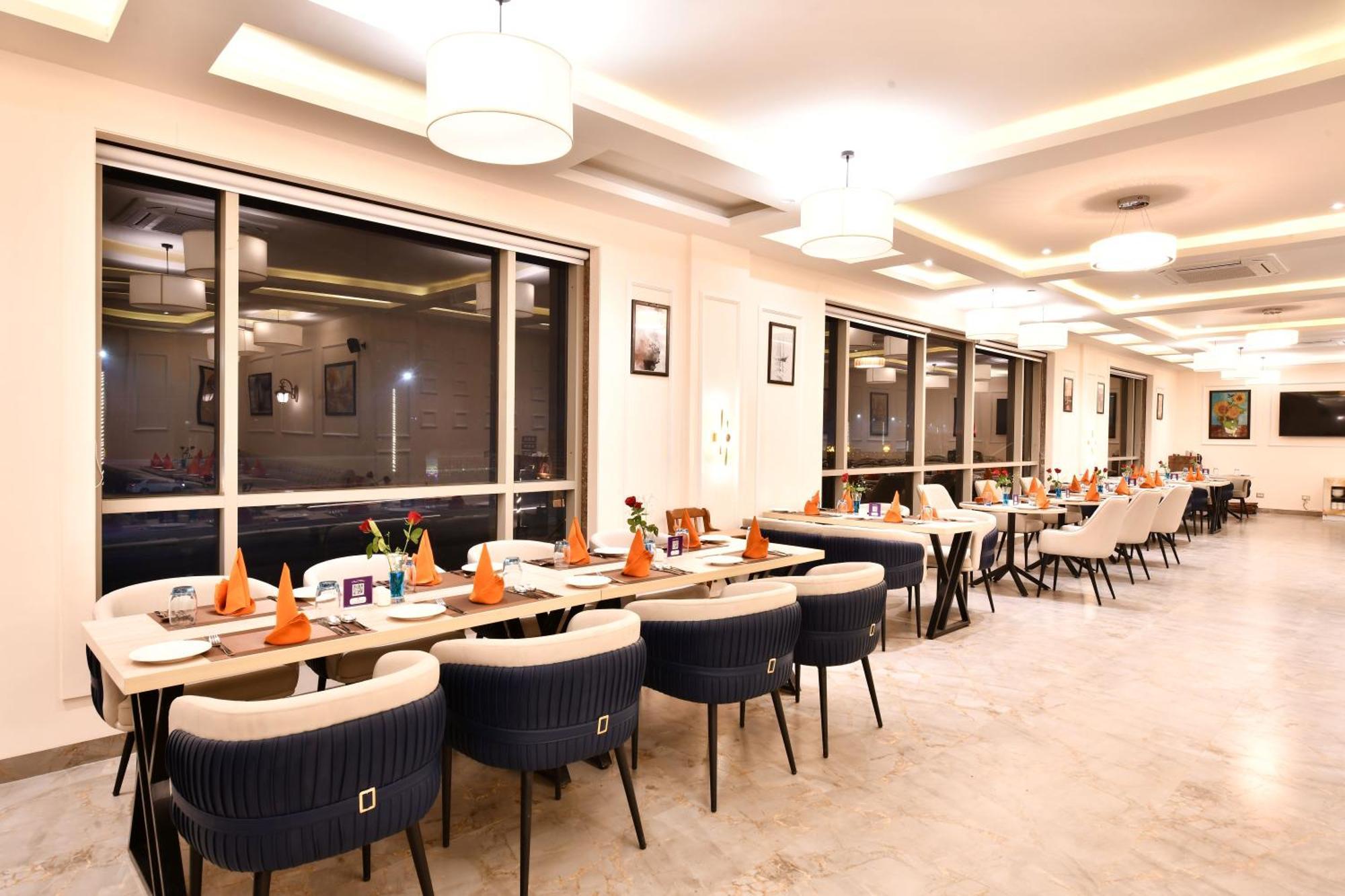 Click Collection Grand Gateway Varanasi Exterior photo